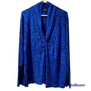 Madison Woman Top Blue Black Abstract Print Great Looking Stylish Fun